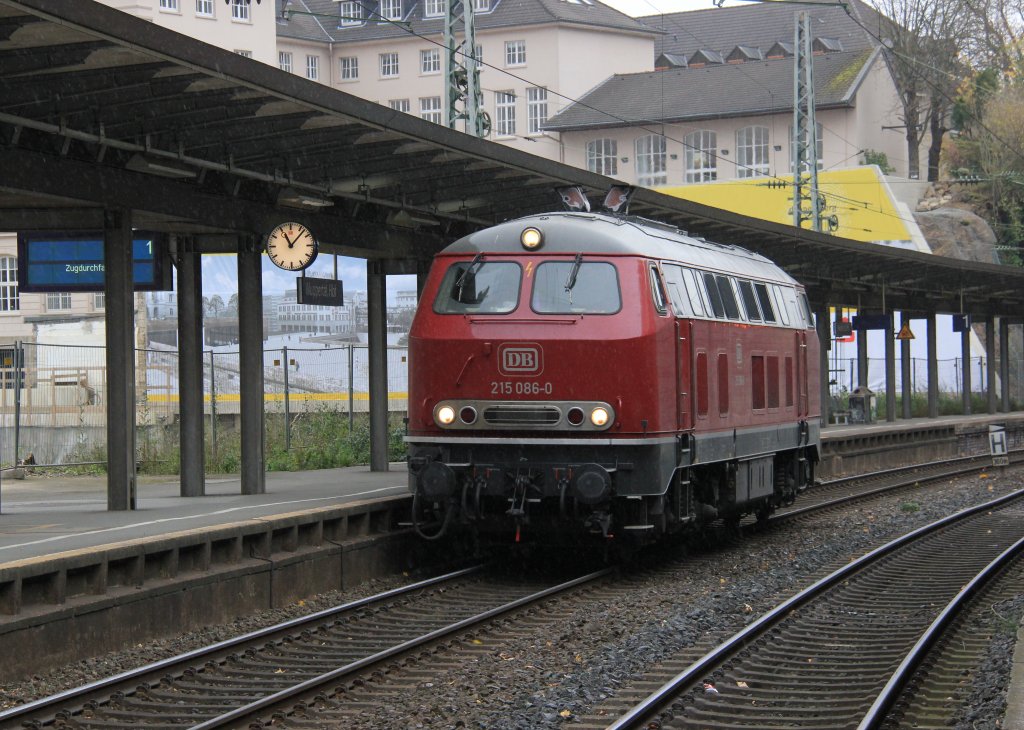 215 086-0 als Lz am 29.10.2012 in Wuppertaler Hbf.