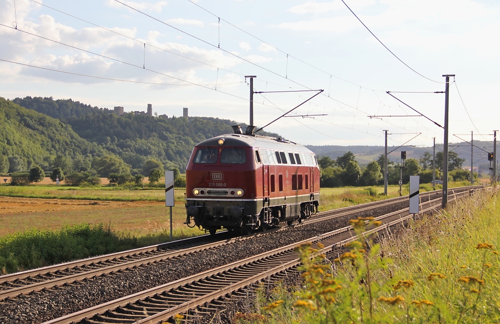 215 086-0 als Tfzf in Fahrtrichtung Eisenach. Aufgenommen am 11.08.2012 bei Herleshausen.