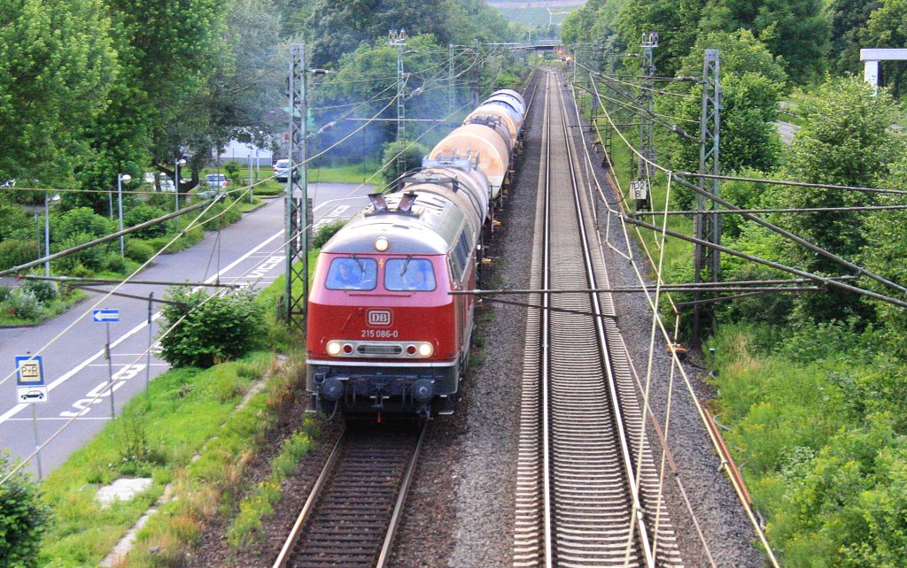 215 086-0 DB kommt mit viel Qualm aus Richtung Kln mit einem kurzen Kesselzug aus Kln-Gremberg nach Linz am Rhein und fhrt in Richtung Koblenz auf der Rechten Rheinstrecke (KBS 465) bei Bad-Honnef am Rhein in der Abendstimmung am 25.6.2013. 