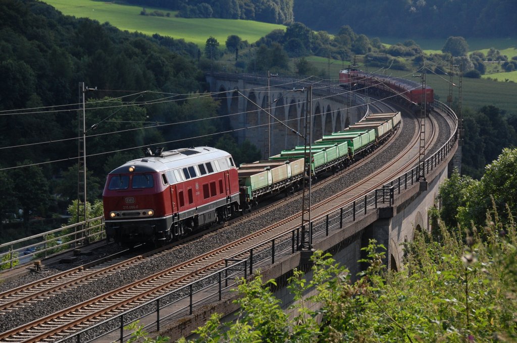 215 086-0 passiert am 17.08.2012 mit DBV 93808 von Brackwede nach Crailsheim den Bekeviadukt in Altenbeken.