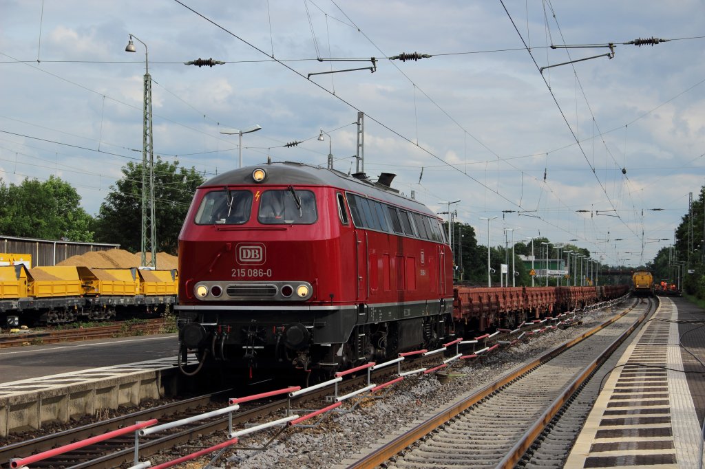 215 086 mit einem Bauzug in Bonn-Beuel am 23.06.2012