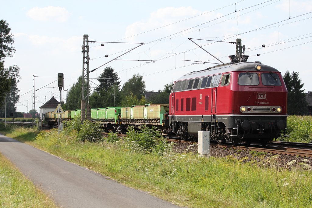215 086 mit einem Kurzen Gterzug durch Paderborn Elsen Richtung Altenbeken. Hier am Freitag Nachmittag den 17.08.2012. (Leider mit den Strenden Stromksten.