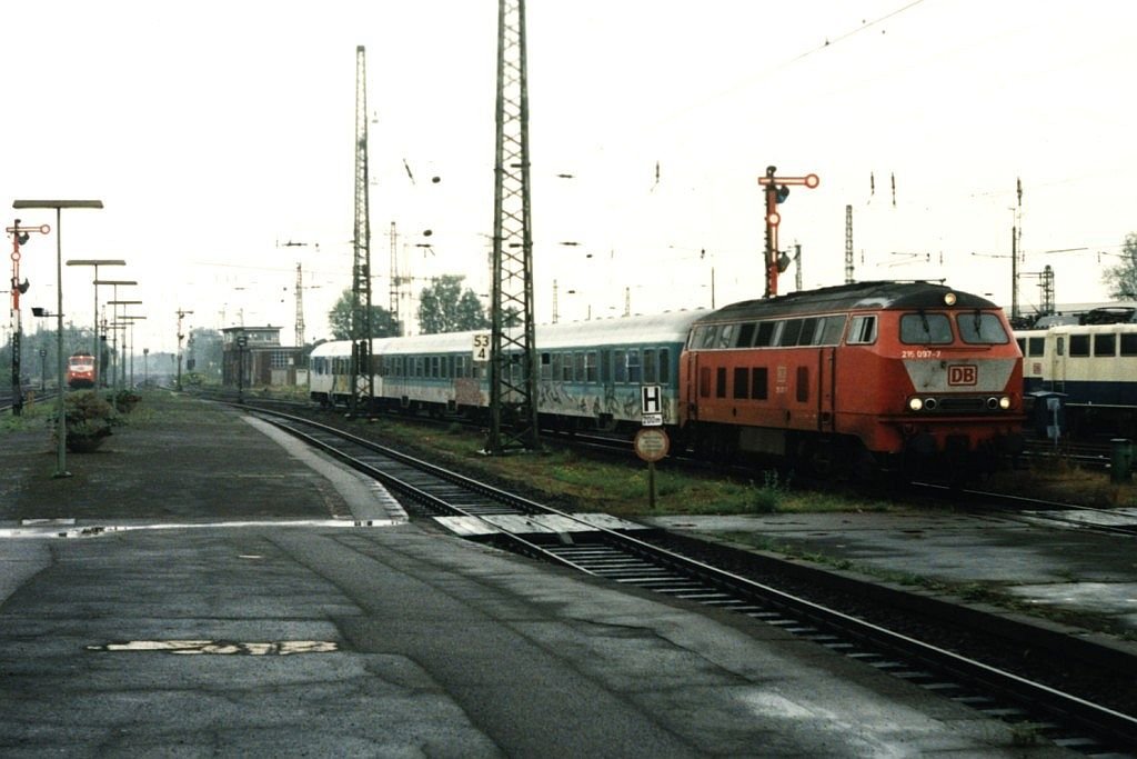 215 097-7 mit RB 8716 Dsseldorf-Kleve auf Krefeld Hauptbahnhof am 26-8-1997. Bild und scan: Date Jan de Vries. 