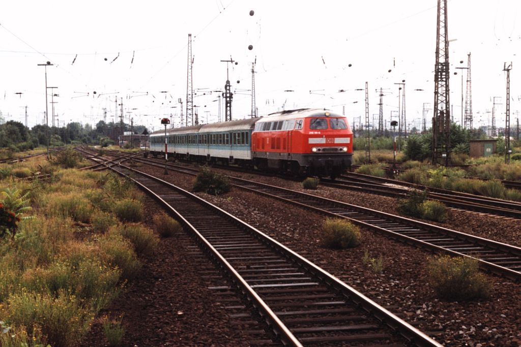 215 111-6 mit RE 10623 Xanten-Duisburg auf Duisburg Hauptbahnhof am 14-8-1999. Bild und scan: Date Jan de Vries.