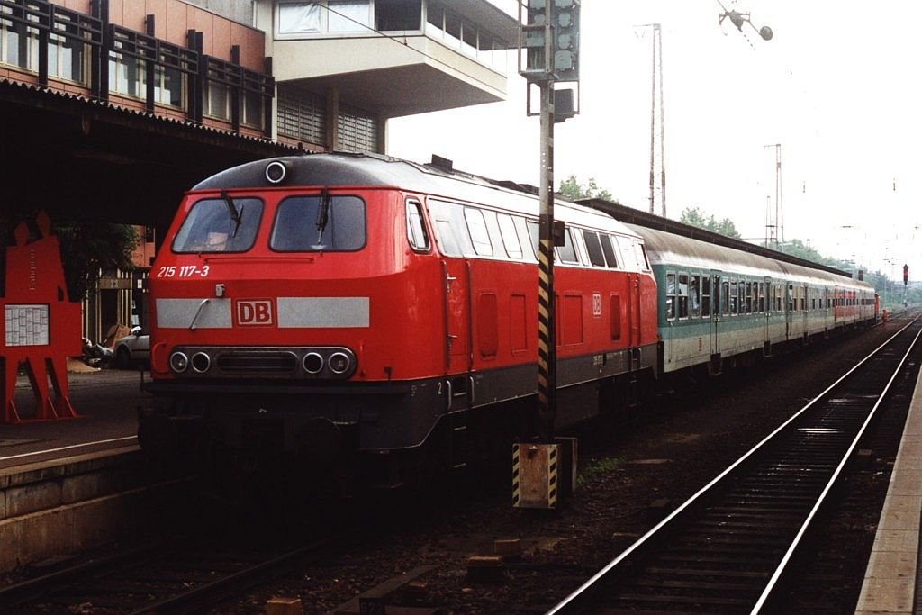 215 117-8 mit RB 22931 Gerolstein-Trier auf Trier Hauptbahnhof am 22-7-2000. Bild und scan: Date Jan de Vries.