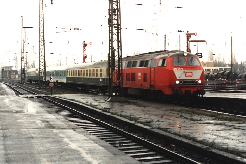 215 124-9 mit Nahverkehrszug 8714 Dsseldorf-Kleve auf Krefeld Hauptbahnhof am 25-1-1994. Bild und scan: Date Jan de Vries.