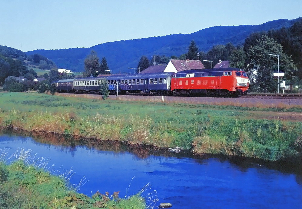 215 127 bei Mrlenbach auf an der Eifelbahn, 11.09.1999.