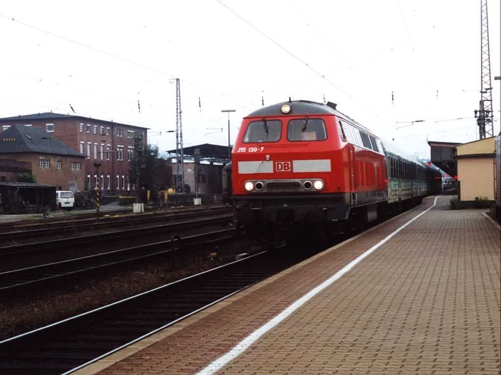215 139-7 mit RB 22922 Trier-Gerolstein auf Trier Hauptbahnhof am 22-7-2000. Bild und scan: Date Jan de Vries.