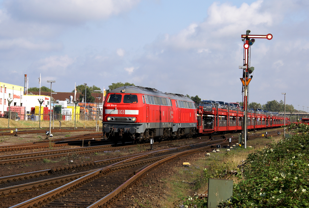 215 913-5 und 215 901-0 am 24.08.2007 mit einem Autozug vom Festland bei der Einfahrt in den Westerlnder Bahnhof.