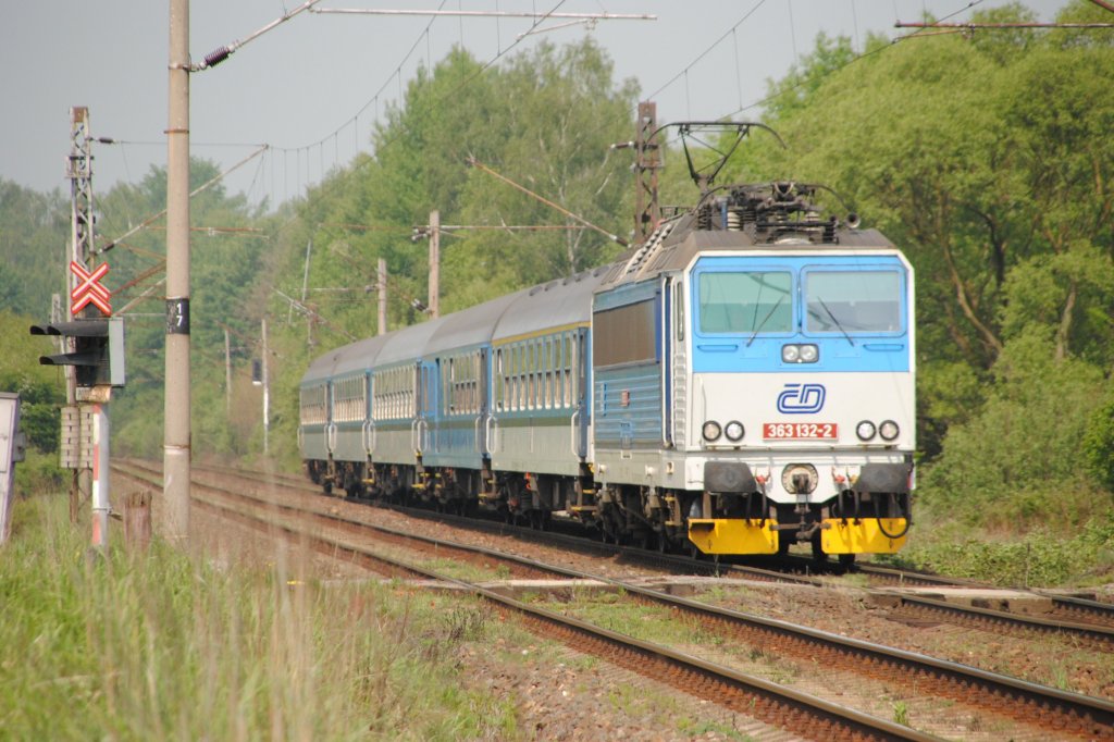 21.5.2011 10:26 ČD 363 132-2 mit einem Schnellzug (R) aus Cheb nach Praha hl.n. in der Nhe des Ortes Kynperk nad Ohř.

