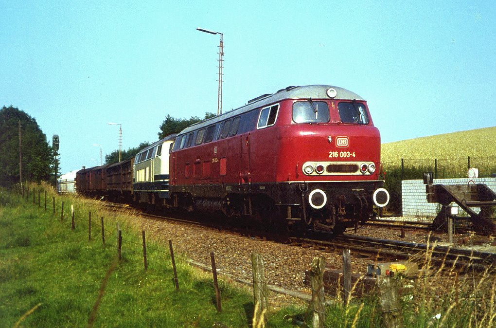 216 003 mit 216 012 bei Wlfrath Flandersbach, 04.07.1983.