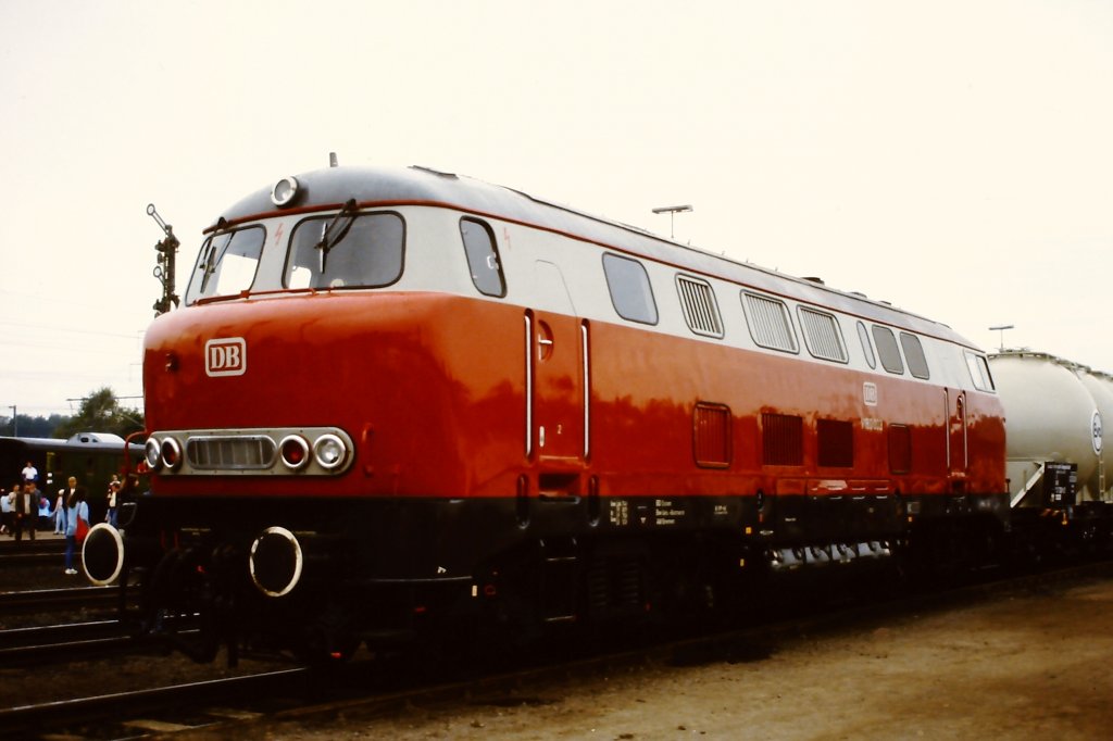 216 003 wurde in den Ursprungszustand zurckversetzt und als V 160 003 auf der Fahrzeugschau  150 Jahre deutsche Eisenbahn  vom 3. - 13. Oktober 1985 in Bochum-Dahlhausen gezeigt.