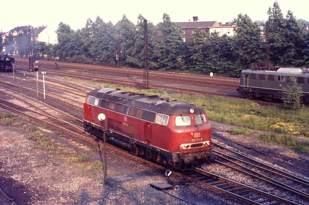216 004 Mitte der 1970er Jahre in Essen-Dellwig, eingerahmt von einer 44er und einer 140.