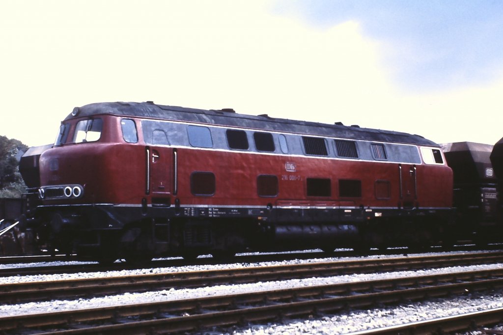 216 006 bernimmt Mitte der 1970er Jahre in Rohdenhaus einen Kalkzug nach Rheinhausen.