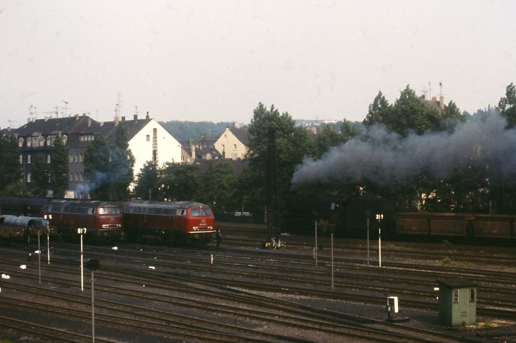 216 008 und 216 010 stehen Mitte der 1970er Jahre in Essen-Dellwig. Eine 50er fhrt mit Gterzug vorbei.
