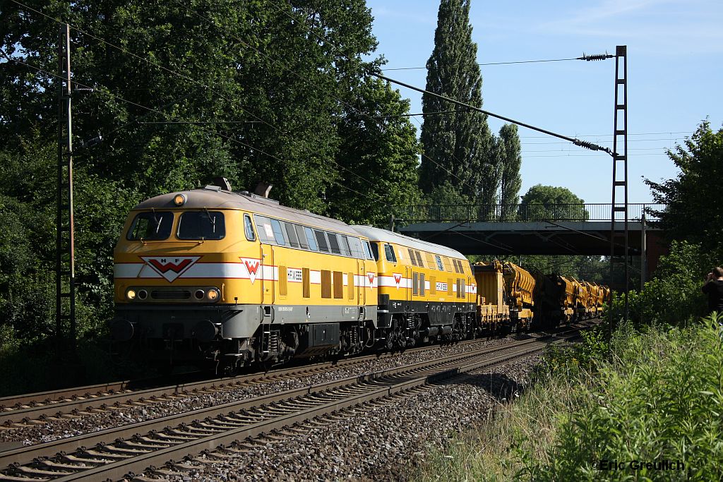 216 012 und 320 001 mit einem Bauzug am 20.7.2010 in Limmer.