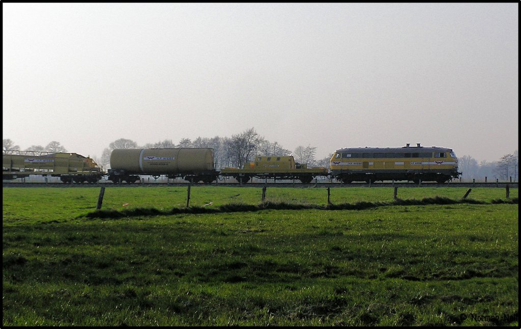 216 012-5 bei Ihrer Arbeit mit dem Bauzug auf dem Wilhelmshavener Industriegleis.12/04/10