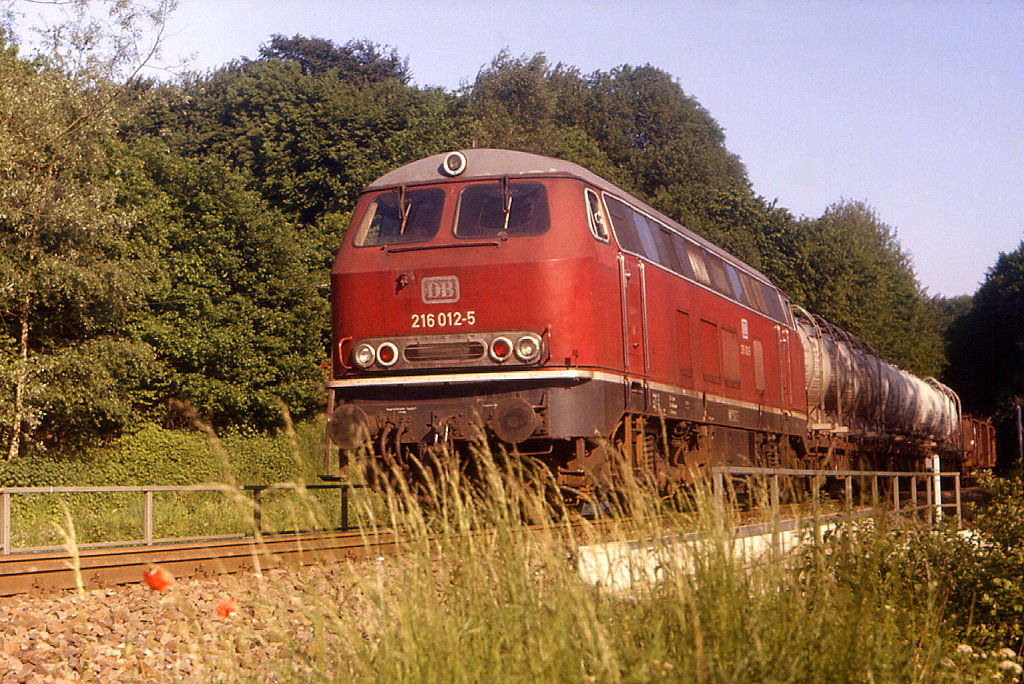 216 012 auf der Angertalbahn bei Heiligenhaus Hofermhle mit dem abendlichen Zug von Velbert, 06.06.1983.