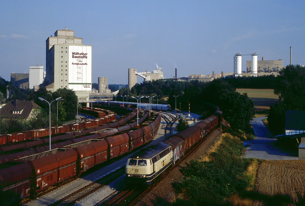 216 013 umfhrt von Wlfrath kommend die Kalkwerke Rohdenhaus, 18.08.1989.