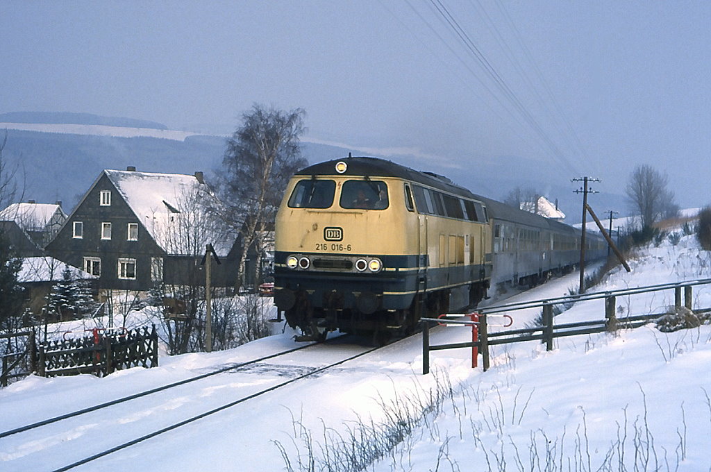 216 016 passiert Siedlingshausen mit einem Sonderzug nach Winterberg, 09.02.1986.