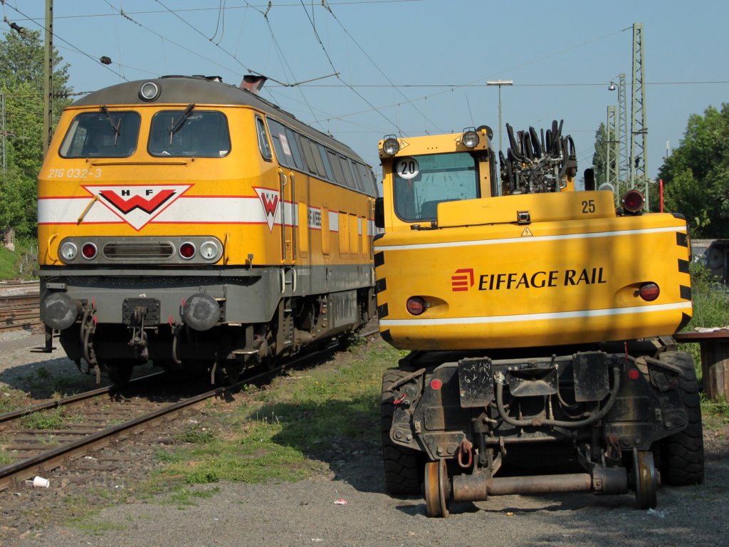 216 032-3 von Wiebe und ein Zweiwegebagger von Eiffage Rail stehen am 30.04.2011 in Aachen West.