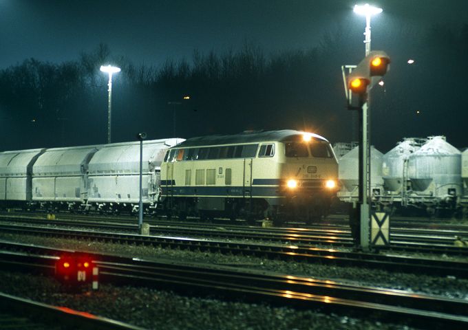 216 048 05.03.1992 in Menden (Sauerland) vor Kalkzug nach Hrde.