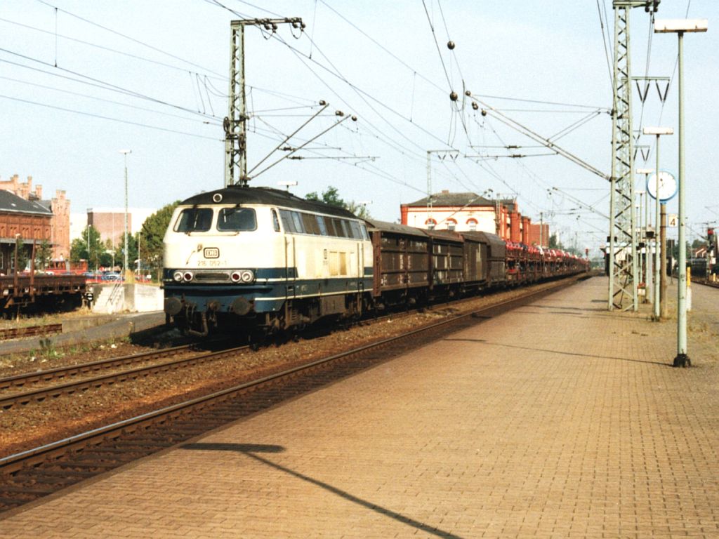 216 052-1 mit Gterzug auf Bahnhof Leer am 14-09-1991. Bild und scan: Date Jan de Vries.