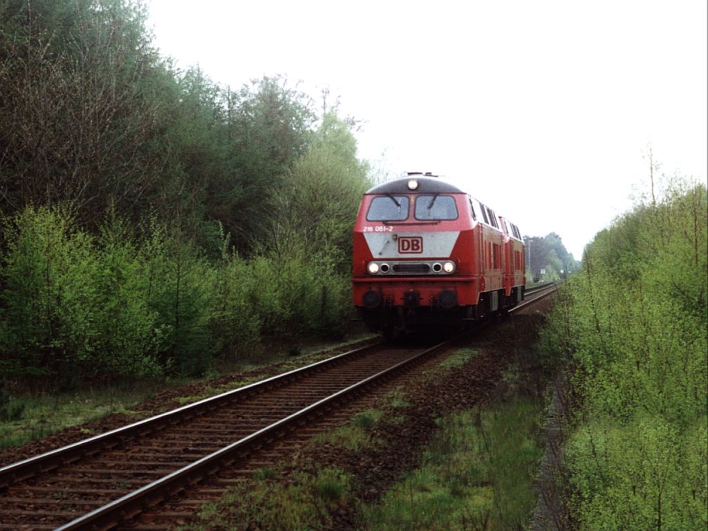 216 061-2 und eine Schwestermaschine zwischen Oldenburg und Osnabrck bei Halen am 22-4-2000. Bild und scan: Date Jan de Vries.