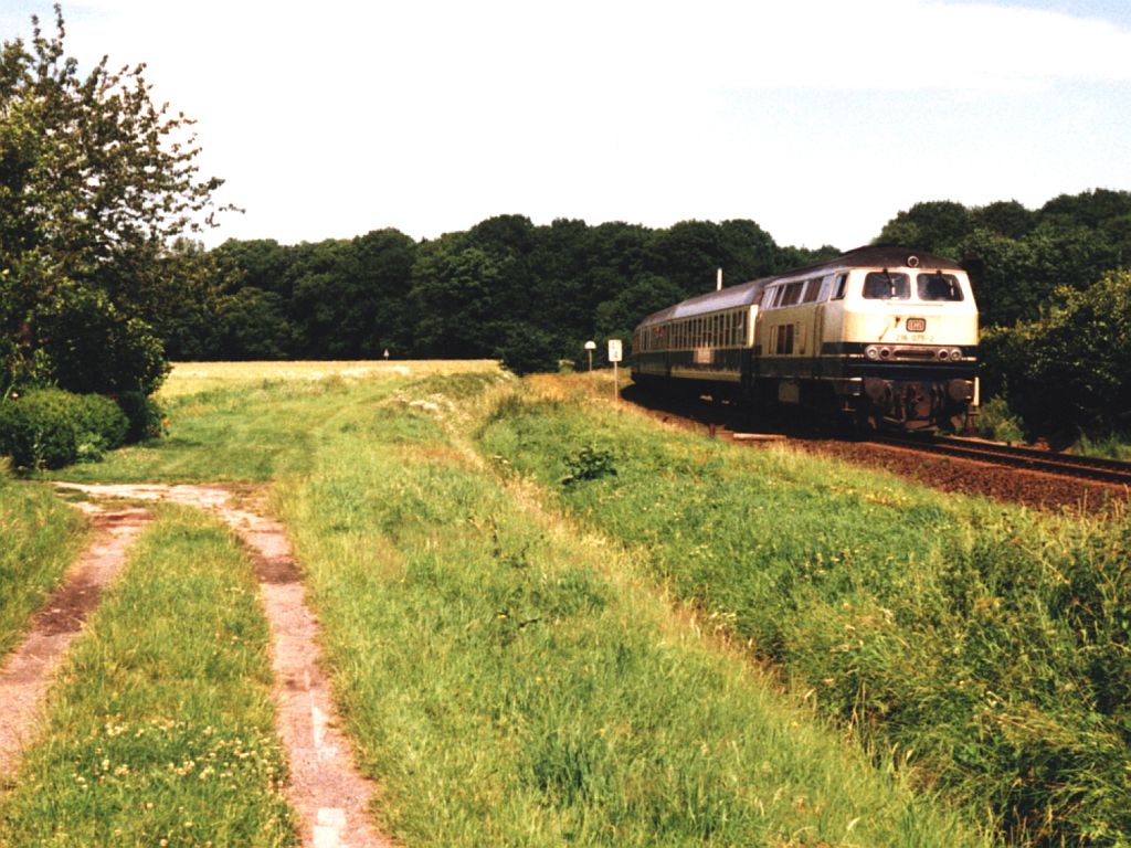 216 075-2 mit einem Eilzug zwischen Oldenburg und Leer bei Nortmoor am 12-07-1991. Bild und scan: Date Jan de Vries.
