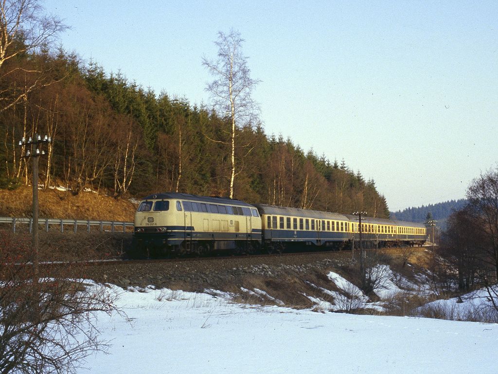 216 097 ist am 02.04.1986 mit ihrem Eilzug auf dem Weg von Winterberg nach Essen kurz vor dem Einfahrsignal Silbach angekommen.