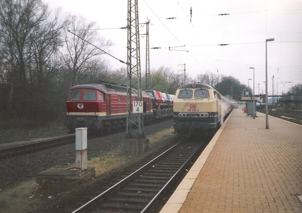 216 099-2 steht planmig mit ihrem Regionalexpress in Richtung Leinefelde/Nordhausen in Eichenberg whren sie von 232 051-3 mit Gz aus Kassel kommend berholt wird. Aufgenommen Herbs '93 (Foto-Scan).