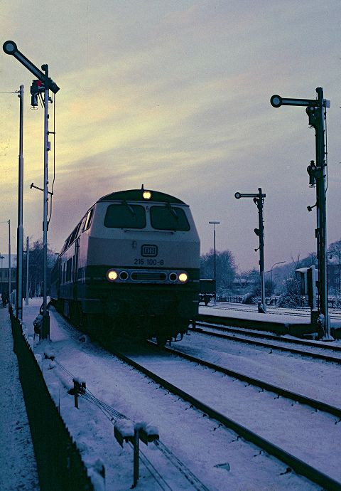 216 100 am 29.12.1986 bei der Ausfahrt aus Frndenberg.