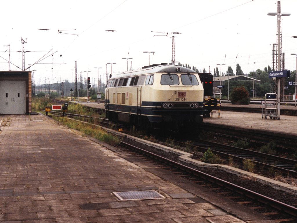 216 108-1 auf Oberhausen Hauptbahnhof am 14-8-1999. Bild und scan: Date Jan de Vries.