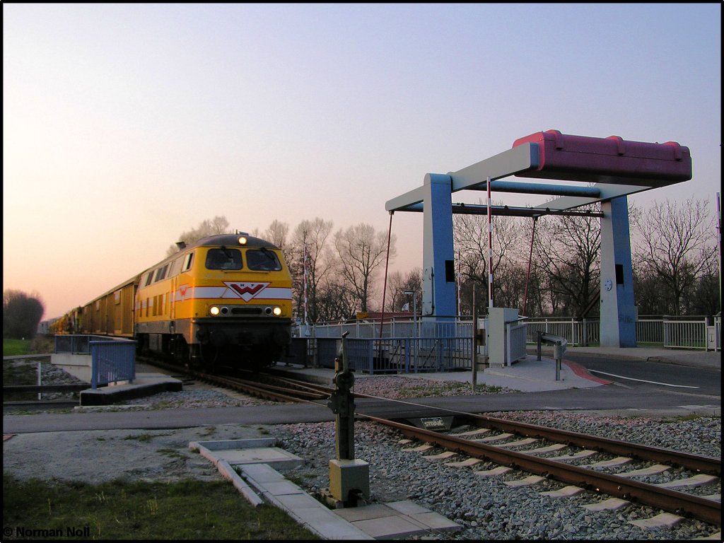 216 122-2 mit Ihren Bunkersch�ttgutwagen bei der �berquerung des Ems-Jade-Kanal&acute;s kurz vor Sande. 12/04/10