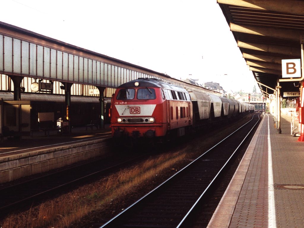 216 147-9 mit einem Gterzug auf Trier Hauptbahnhof am 22-7-2000. Bild und scan: Date Jan de Vries.