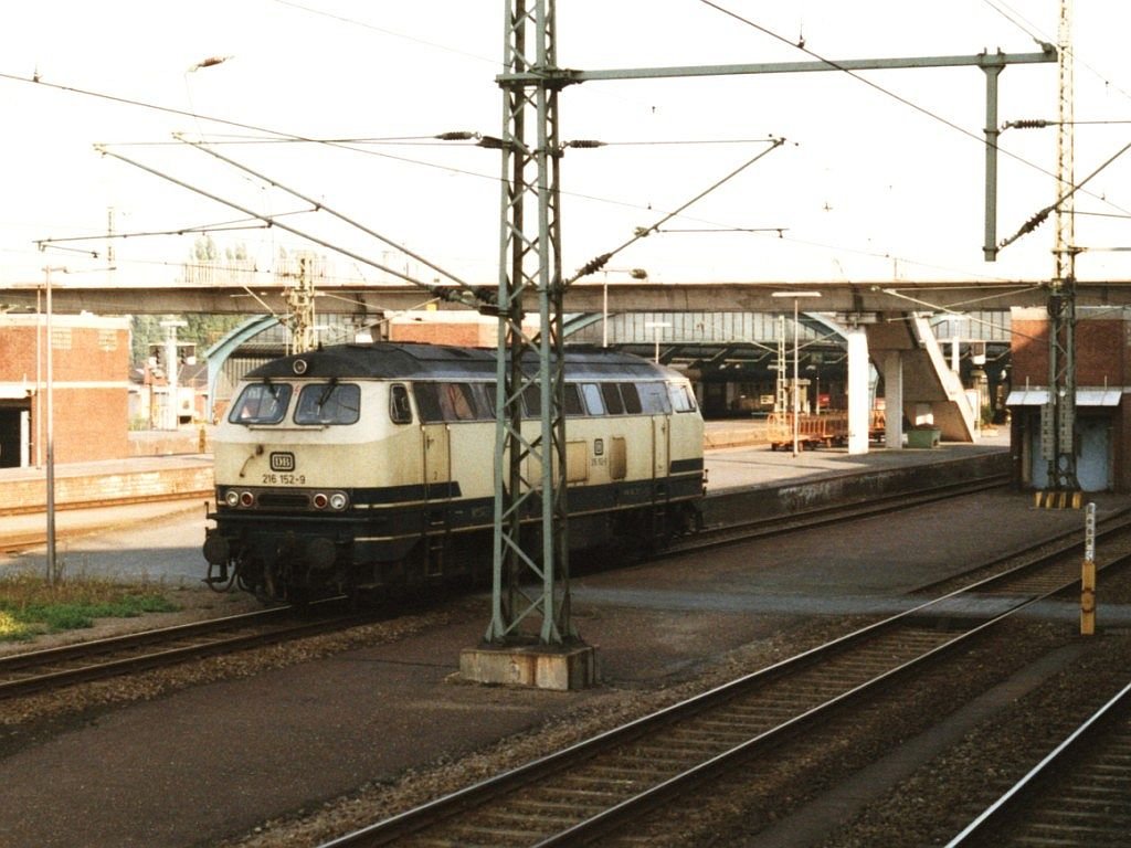 216 152-9 auf Oldenburg Hauptbahnhof am 14-9-1991. Bild und scan: Date Jan de Vries.