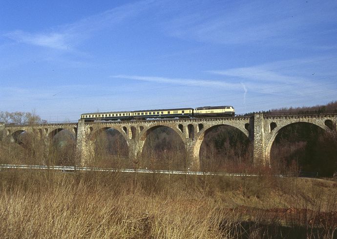 216 184 am 11.03.1995 auf dem Selbacher Viadukt (Strecke Korbach - Bad Wildungen)