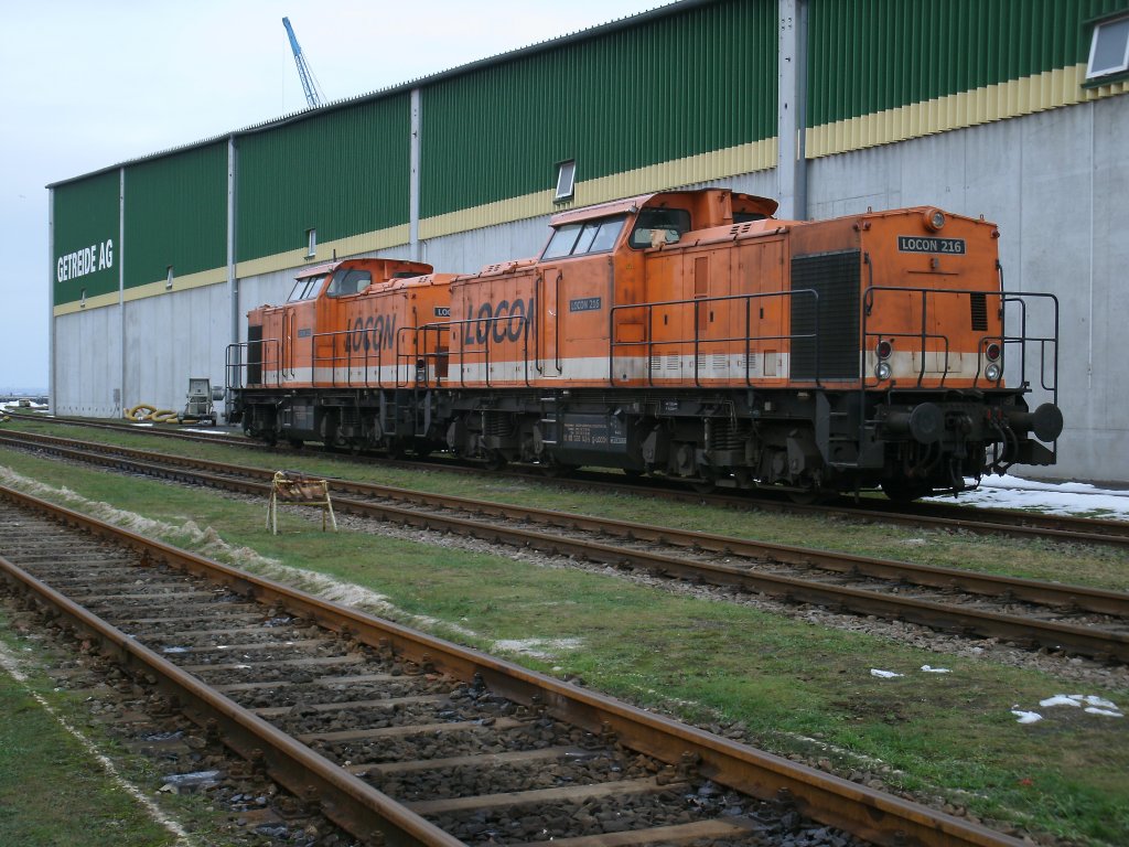 216 und 215 von LOCON,am 20.Dezember 2012,in Stralsund Nordhafen.Die Aufnahme entstand durch den dortigen Zaun.