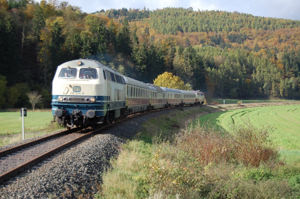 216 224-6 und 218 105-5 ( am Zugschluss ) mit ihrem Rheingold-Sonderzug von Herzhausen nach Frankenberg ( Eder ), hier zw. Herzhausen und Kirchlotheim, 24.10.2010.