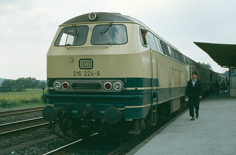 216 224-6 bespannt im Sommer 1980 einen Nahverkehrszug nach Neuenrade.
Aufnahme im Bahnhof Frndenberg.
