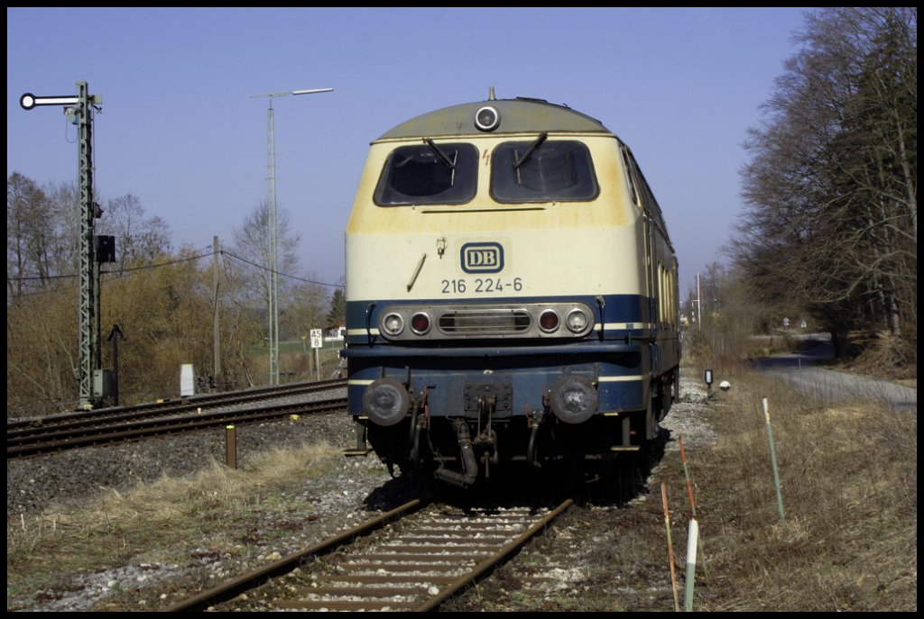 216 224-6, die einen Stopfexpress nach Roberg gebracht hat, verweilt auf dem dortigen Kiezuggleis, 15.03.12