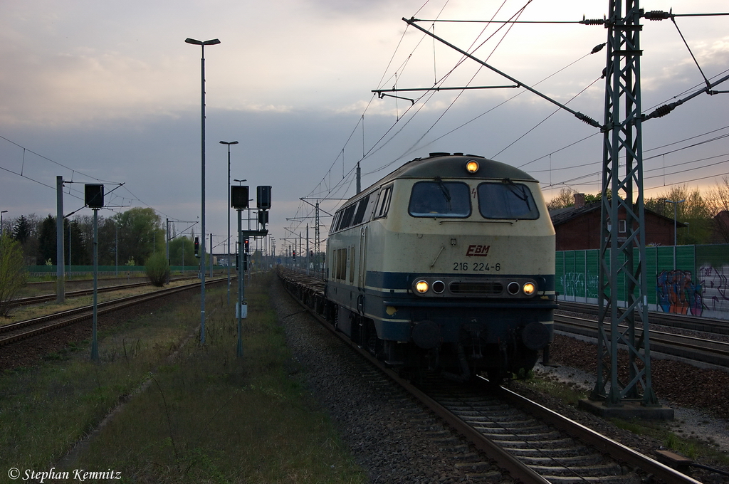 216 224-6 Eisenbahnbetriebsgesellschaft Mittelrhein GmbH (EBM Cargo) mit Flachwagen, bei der Durchfahrt in Rathenow und fuhr in Richtung Wustermark weiter. 27.04.2012