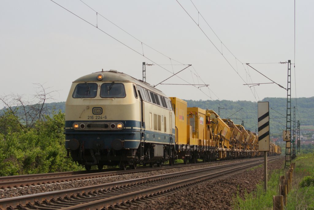 216 224-6 mit einem Bauzug in Gau-Algesheim am 1. Mai 2011