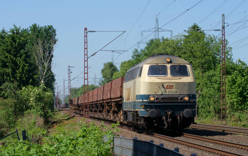 216 224-6 mit einem Schotterzug in Dsseldorf-Eller am 25.05.2012