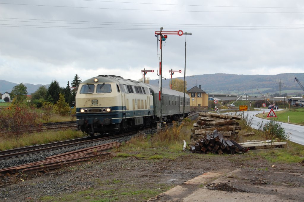 216 224-6 mit ihrer RB von Frankenberg (Eder) nach Marburg, hier bei der Einfahrt in den Bbf Sarnau, 24.10.2010.