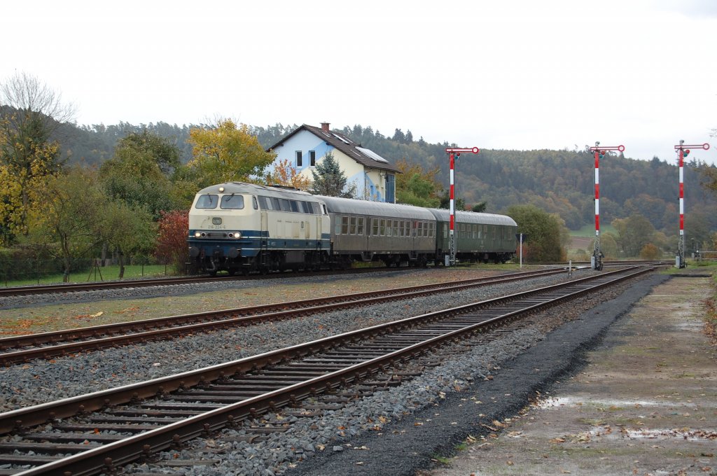 216 224-6 mit der RB von Marburg nach Frankenberg ( Eder ), hier bei der Einfahrt in den Bbf Sarnau, 24.10.2010.