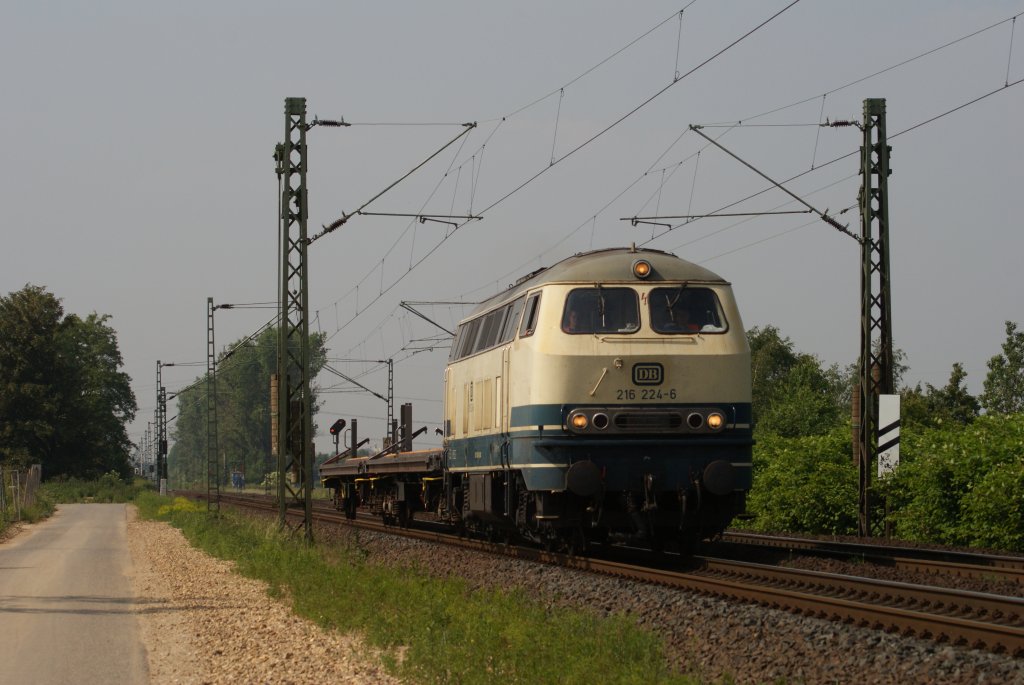 216 224-6 mit zwei Flachwagen in Meerbusch-Osterrath am 21.05.2011