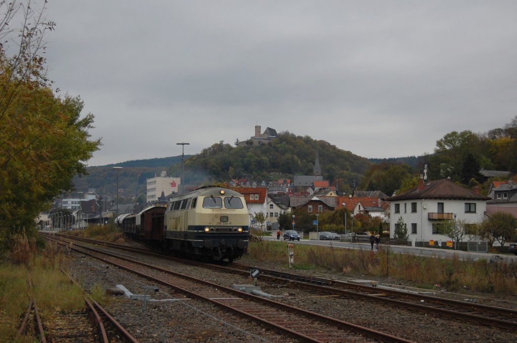 216 224 am 22.10.2010 mit Gterzug bei der Ausfahrt aus Biedenkopf