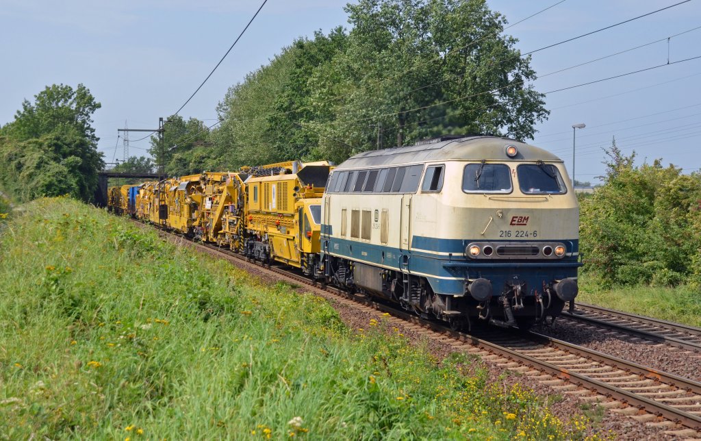 216 224 der EBM berfhrte am 23.08.11 einen Umbauzug durch Ahlten Richtung Lehrte.
