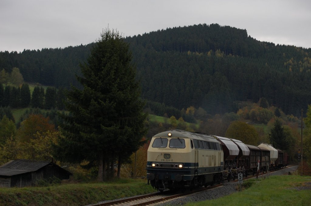 216 224 mit Gterzug am 22.10.2010 bei Feudingen